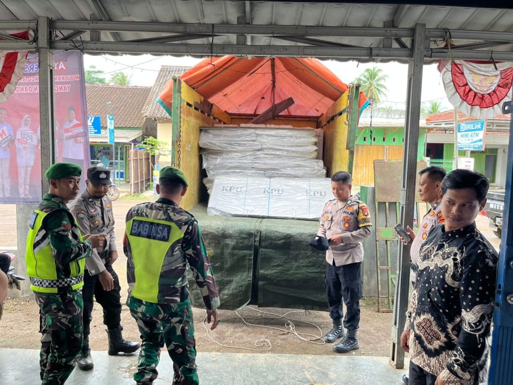 Dikawal Ketat Perwira Pengendali, Logistik PSU Pilkada Kabupaten Pesawaran Tiba di PPK Way Khilau Tanpa Hambatan 1 polPsu