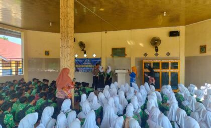 Satuan Lantas Polres Pesawaran Edukasi Ratusan Siswa SMPN 18 Pesawaran tentang Keselamatan Berlalu Lintas 7 Sat lantas 1