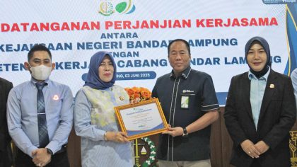 Kejari Bandar Lampung Terima Penghargaan dan Tandatangani Kerjasama dengan BPJS Ketenagakerjaan 1 kejari bpjs