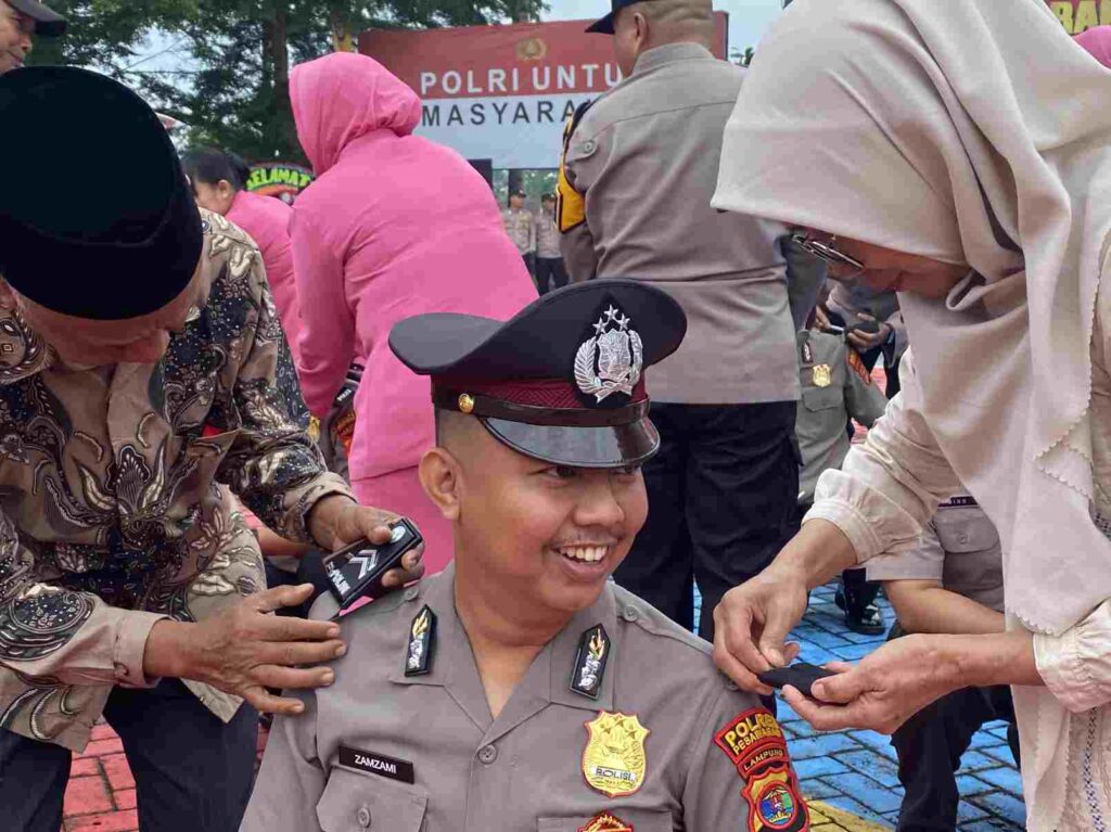 pol naik pangkat
