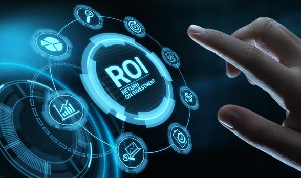 Apa yang Dimaksud dengan Return on Investment ROI? 3 a hand touching a digital screen