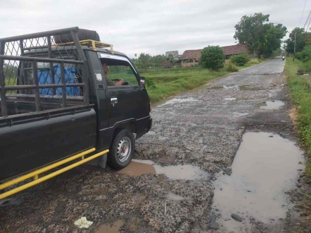 jalan desa rusak
