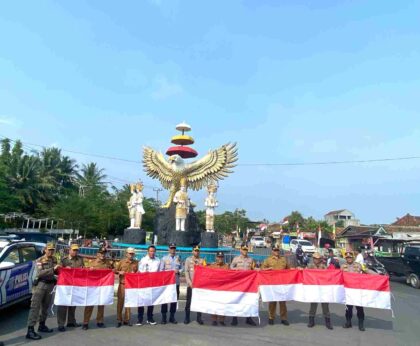 pol bagikan bendera