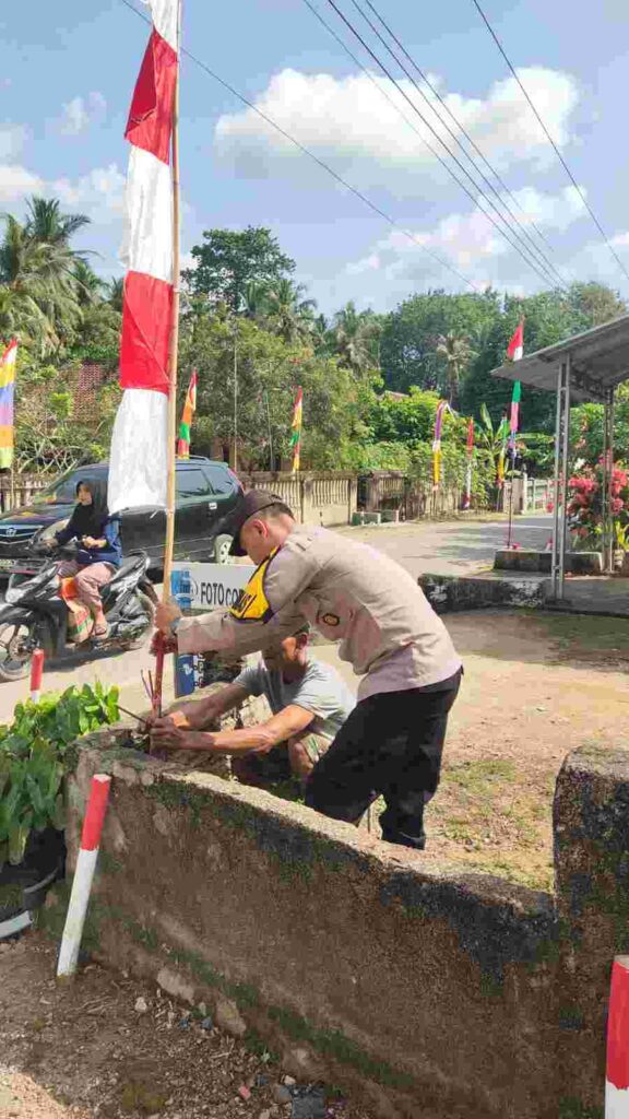 pol pasang bendera