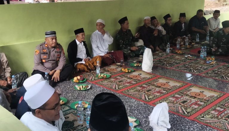 kapolsek curugbitung lebak bersama masyarakat desa cilayang