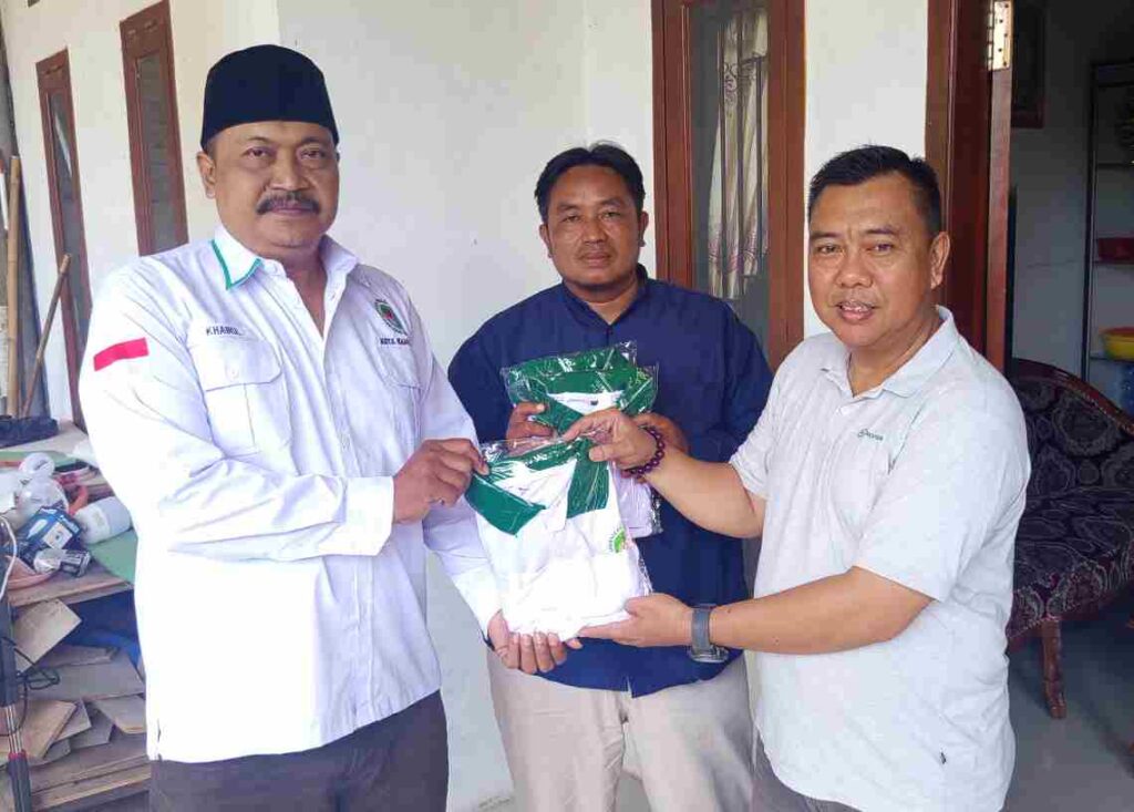 Ketua DPD APPSI Kota Bandar Lampung Bagikan Seragam kepada Pengurus dan Pedagang Pasar 1 appsi balam