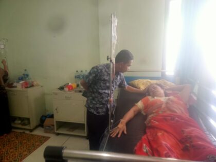 kepala puskesmas muncang haji alwani periksa pasien