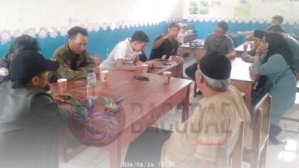 Pertemuan klarifikasi antara pihak SDN 2 Malangsari dan awak media terkait polemik iuran perpisahan siswa di Kabupaten Lebak.