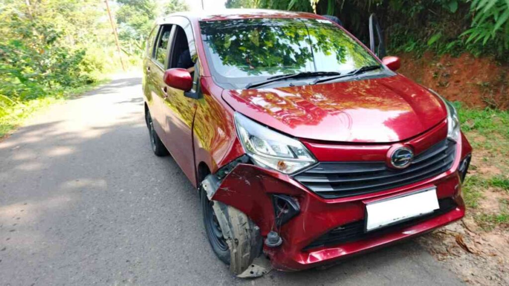 Mobil Daihatsu Sigra yang terlibat kecelakaan dengan sepeda motor Suzuki Satria F di Jalan Raya Lebakgedong-Cipanas, Kabupaten Lebak.