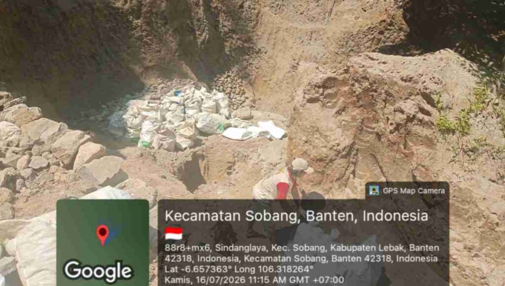Aktivitas galian pasir di Blok Pasir Pinang, Desa Sukaresmi, Kecamatan Sobang, Kabupaten Lebak, pengelola mengaku belum memiliki izin pertambangan