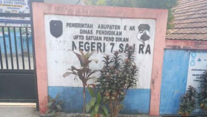 Papan nama SMPN 7 Sajira di Kabupaten Lebak kehilangan sejumlah huruf.