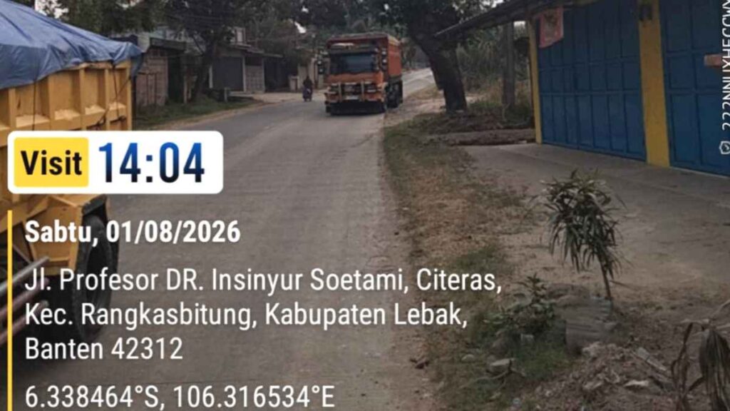Truk tronton diduga mengangkut pasir dari aktivitas PT PAM melintas di Jalan Prof Dr Ir Soetami, Citeras, Rangkasbitung, Kabupaten Lebak.